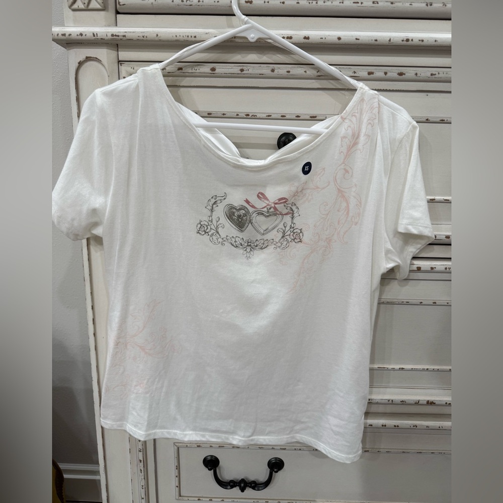 Hollister White Short Sleeve Top with Heart Graphic